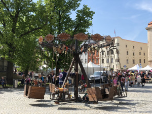 Májové slavnosti se zaplétáním máje v Jihlavě