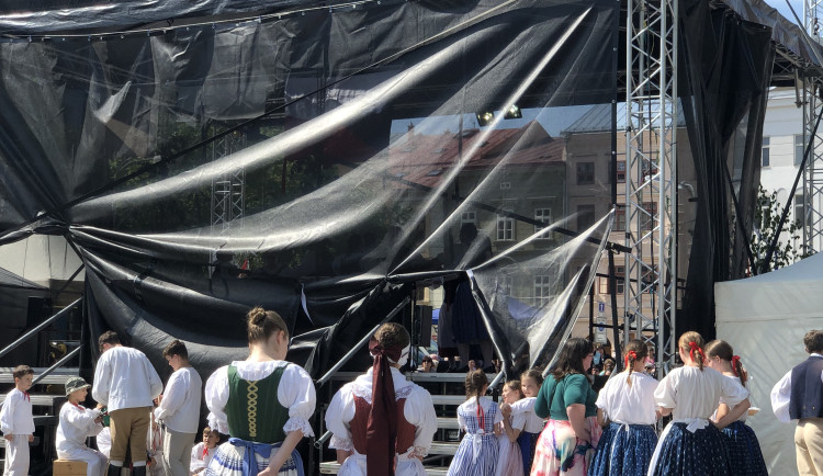 Májové slavnosti se zaplétáním máje v Jihlavě