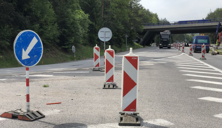 Stavba okružní křižovatky na dálničním přivaděči