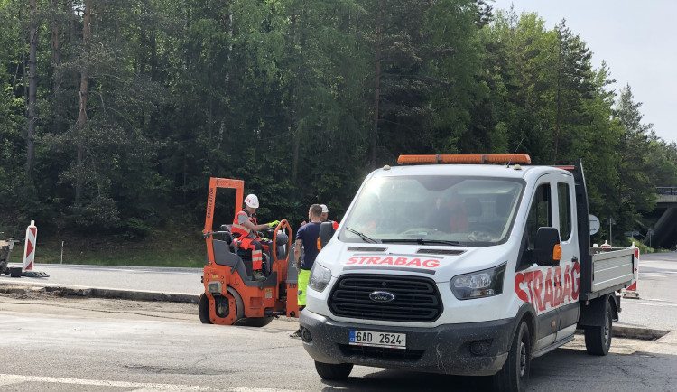 Stavba okružní křižovatky na dálničním přivaděči