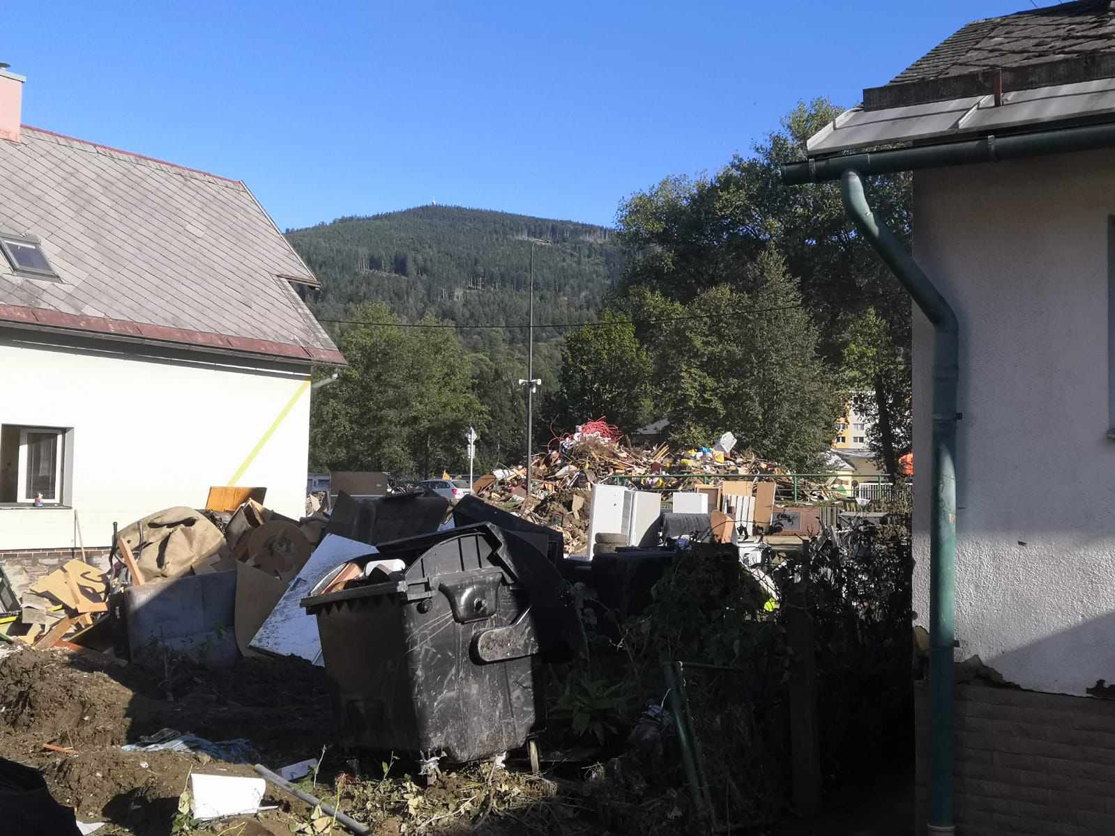 Dobrovolníci z Jihlavska na záplavami postiženém Jesenicku