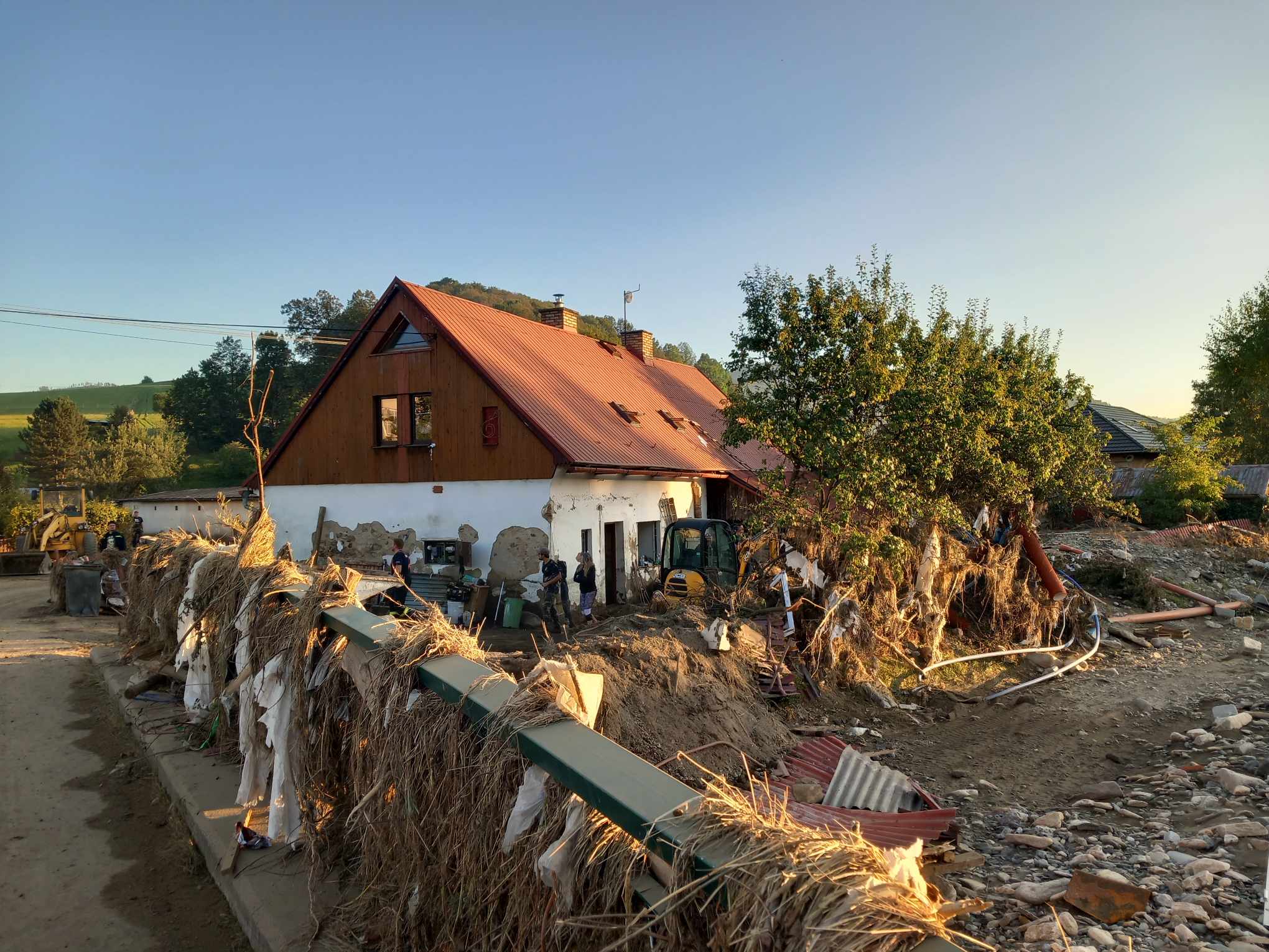 Dobrovolníci z Jihlavska na záplavami postiženém Jesenicku