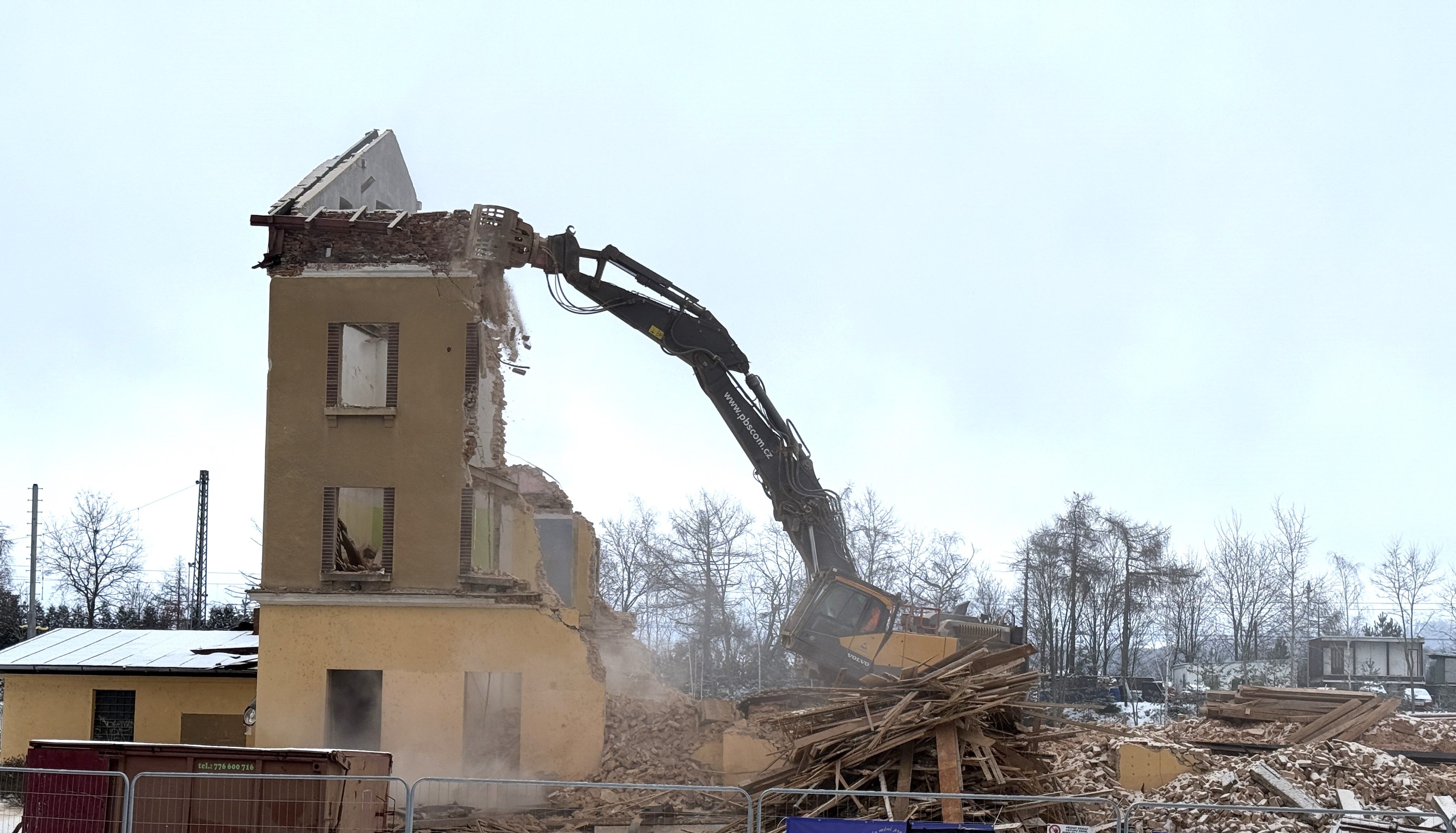 Demolice výpravní budovy ve stanici Jihlava - město