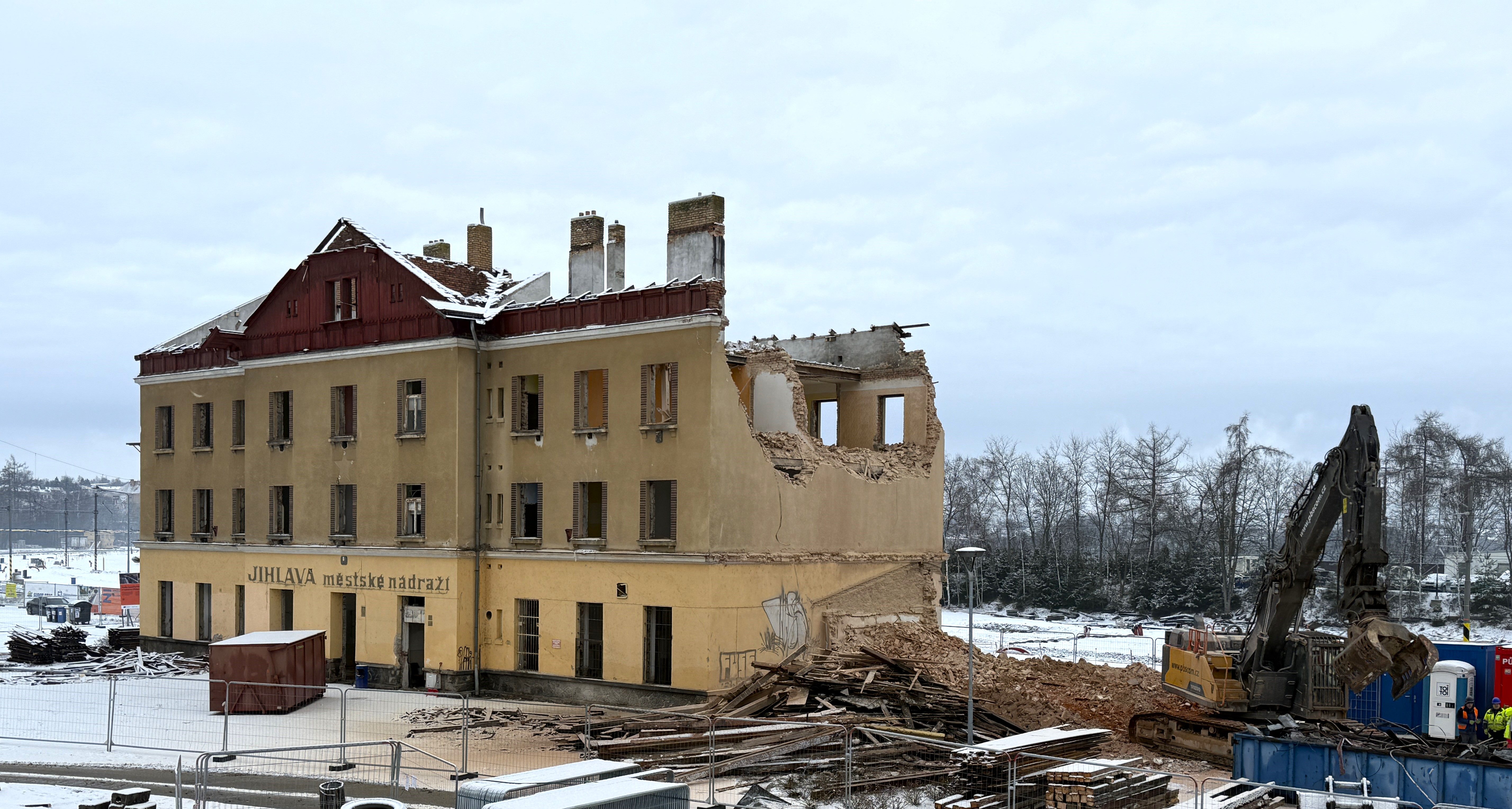 Demolice výpravní budovy ve stanici Jihlava - město