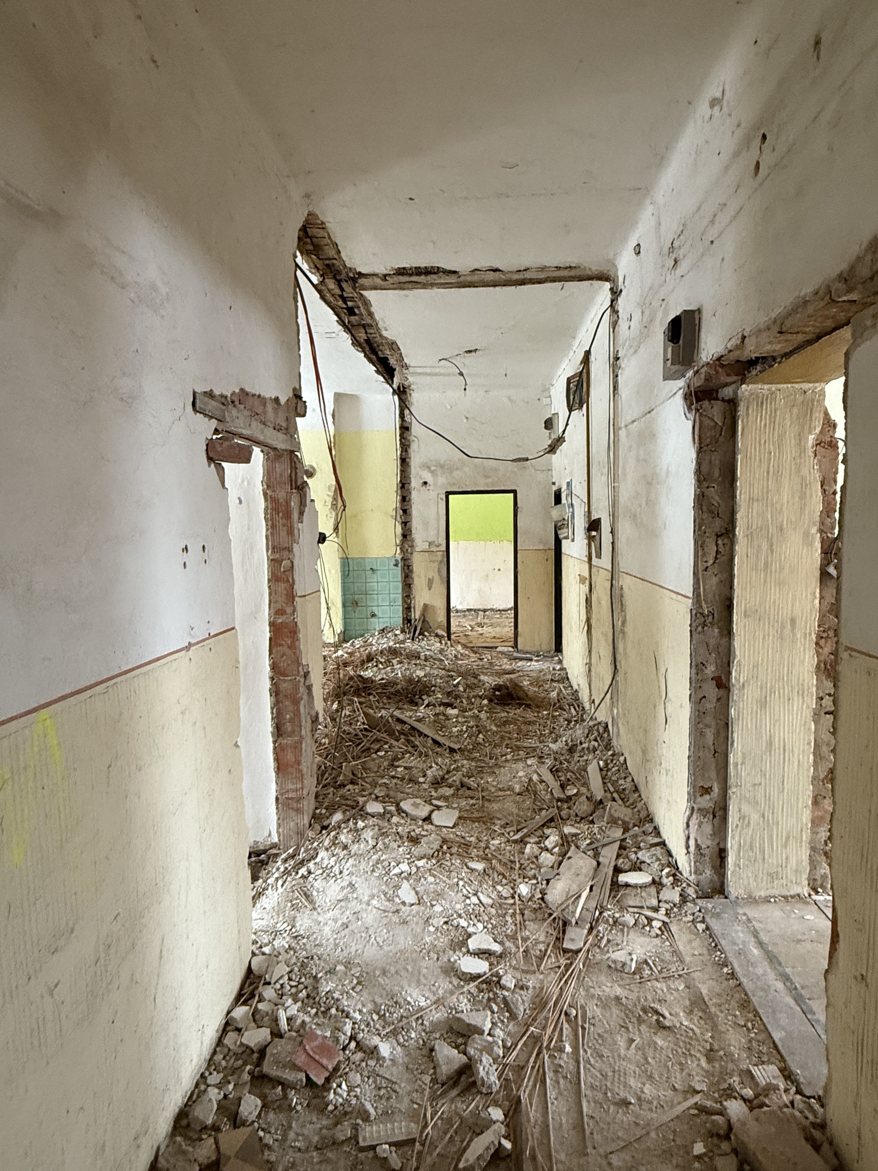 Demolice výpravní budovy ve stanici Jihlava - město