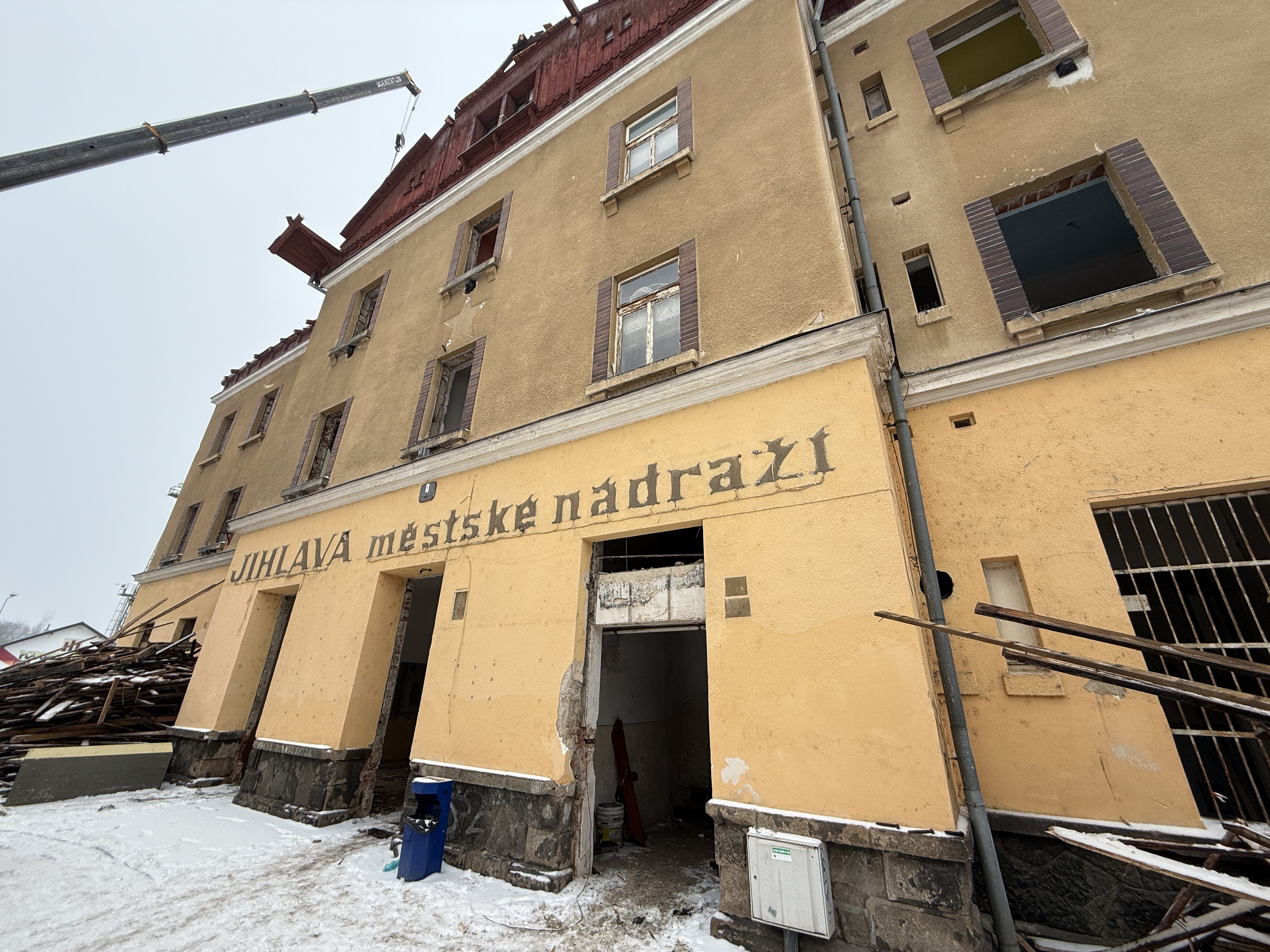 Demolice výpravní budovy ve stanici Jihlava - město