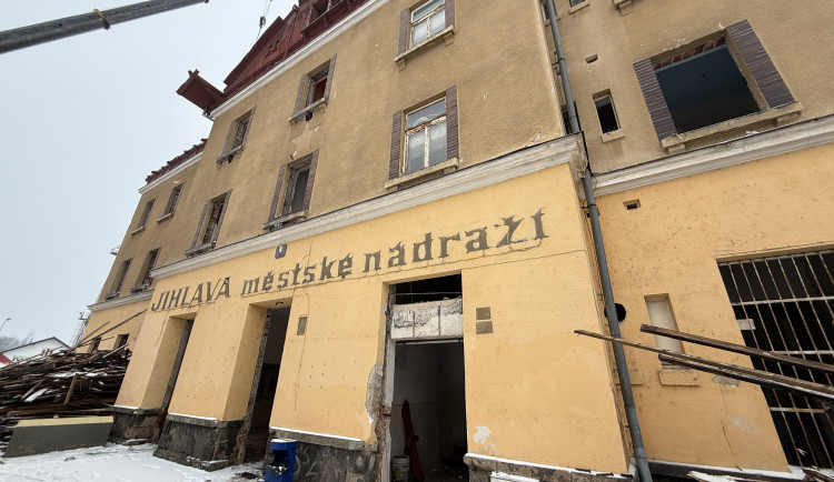 Demolice výpravní budovy ve stanici Jihlava - město