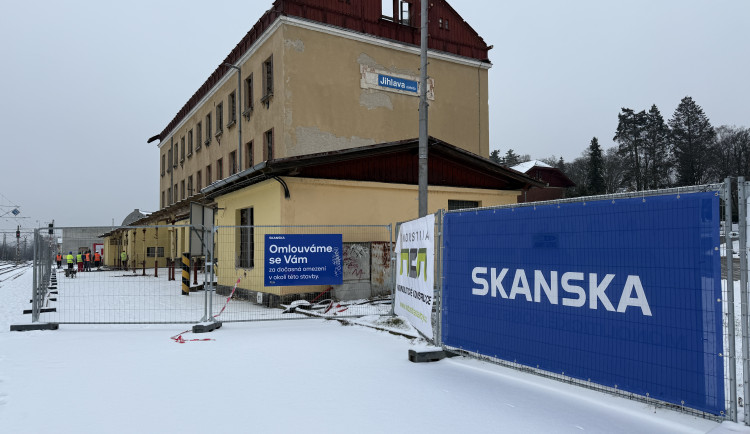 Demolice výpravní budovy ve stanici Jihlava - město