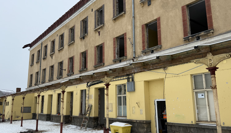 Demolice výpravní budovy ve stanici Jihlava - město