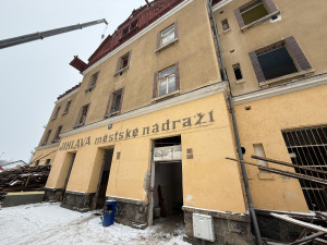 Demolice výpravní budovy ve stanici Jihlava - město