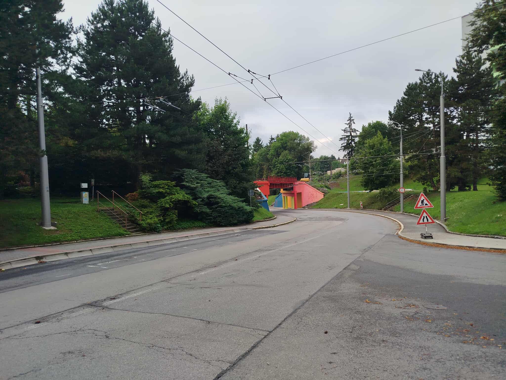 Nově pomalovaný železniční most v Havlíčkově ulici