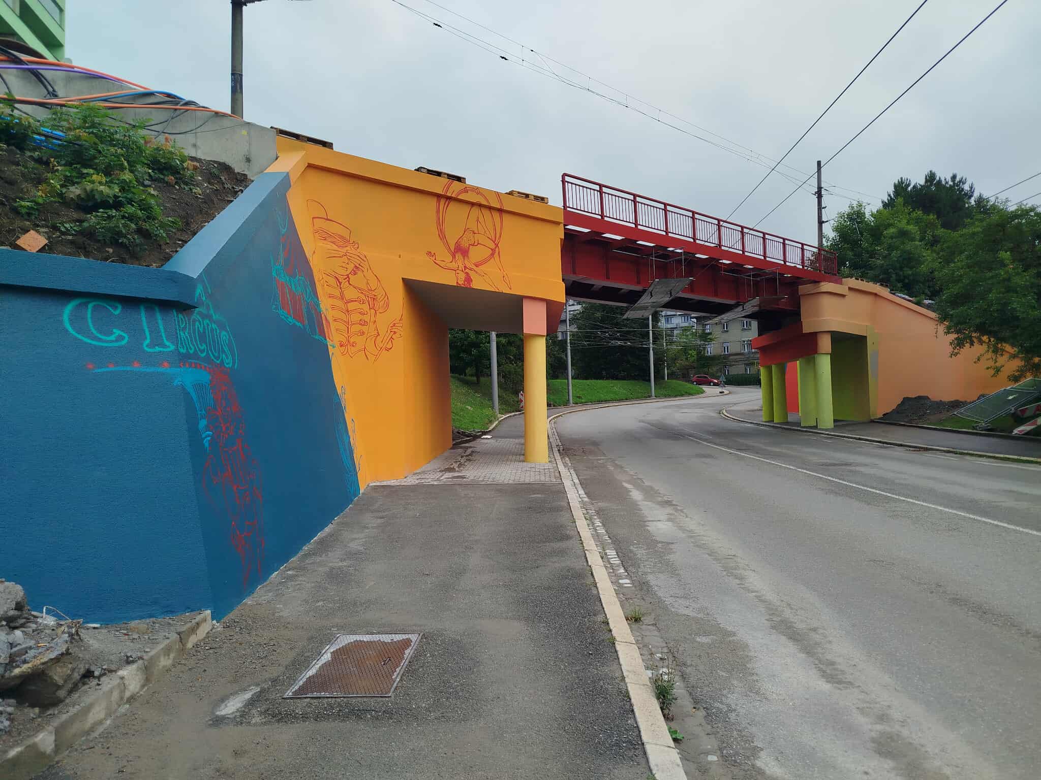 Nově pomalovaný železniční most v Havlíčkově ulici