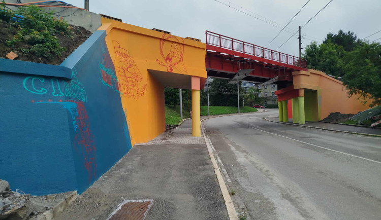 Nově pomalovaný železniční most v Havlíčkově ulici
