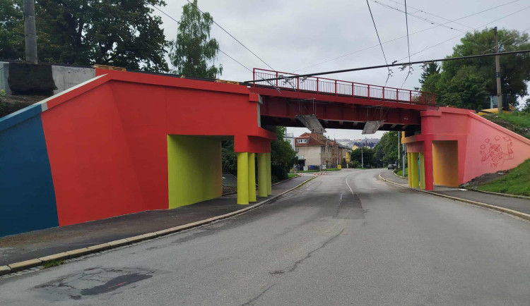 Nově pomalovaný železniční most v Havlíčkově ulici
