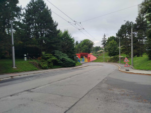 Nově pomalovaný železniční most v Havlíčkově ulici