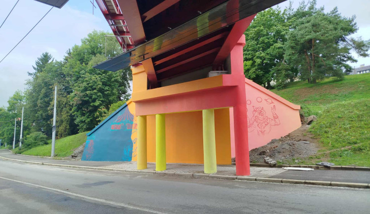 Nově pomalovaný železniční most v Havlíčkově ulici