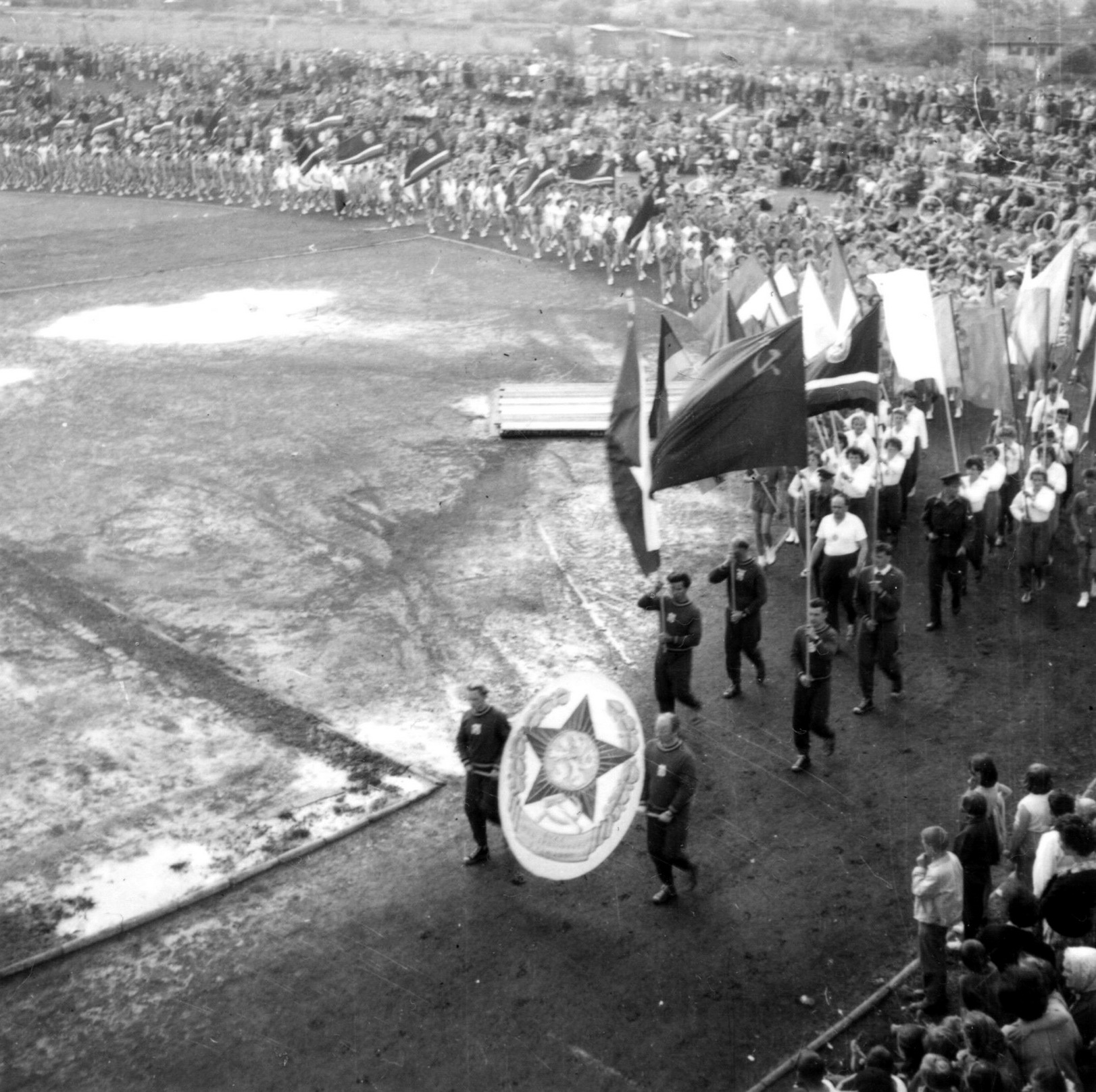 Slavnostní průvod otevírá na jihlavském stadionu Spartak krajské spartakiádní vystoupení I. celostátní spartakiády. Reprofoto: poskytl Stanislav Jelínek