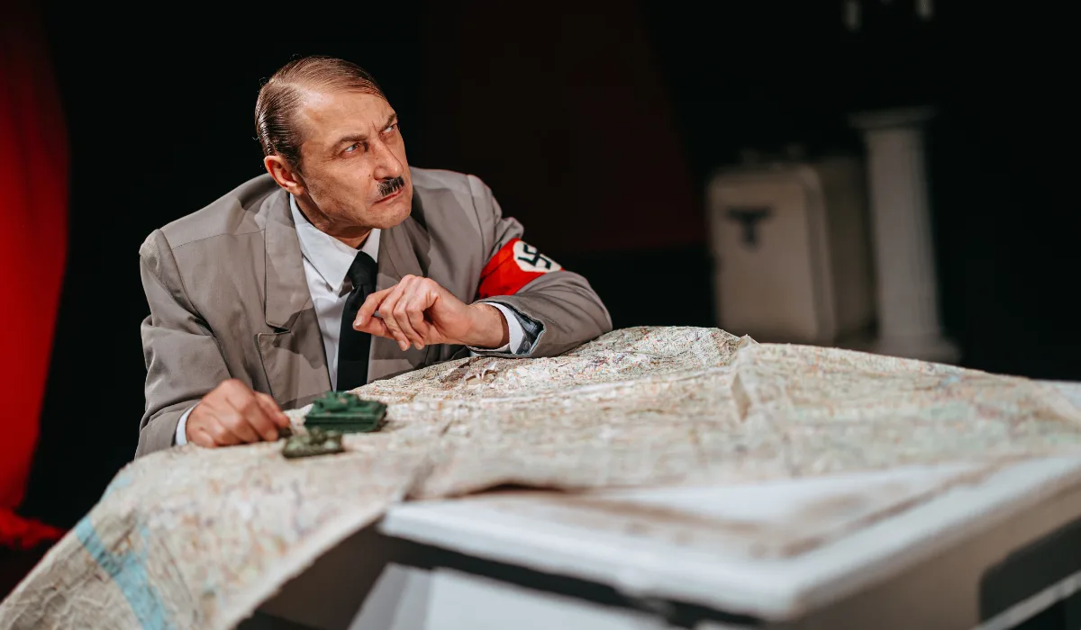 Doma u Hitlerů aneb Historky z Hitlerovic kuchyně - HaDivadlo
