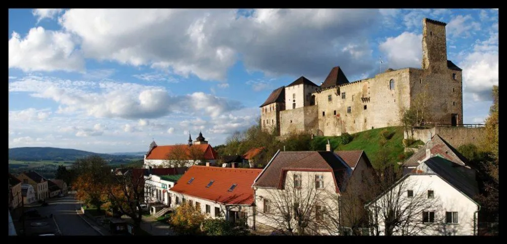 Hrad v Lipnici nad Sázavou letos návštěvníky láká na tradiční prohlídky se šermíři, výstavy, koncerty i Haškovu komůrku.