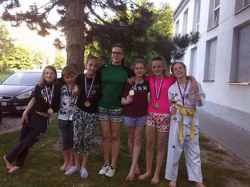 Kameničtí taekwondisté měli na Bratislava open medailové žně. Na fotografii s trenérkou Terezou Schindlerovou.