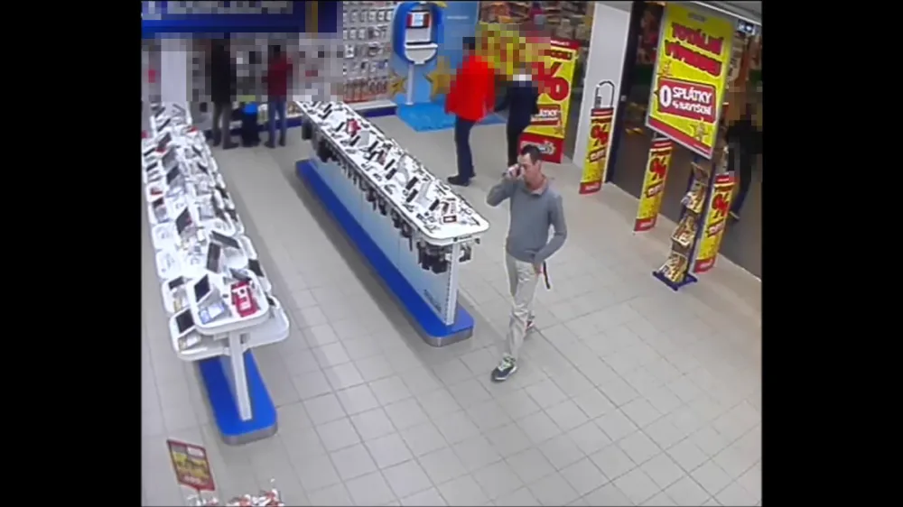 Muž odcizil mobil z obchodního domu, policie žádá veřejnost o spolupráci