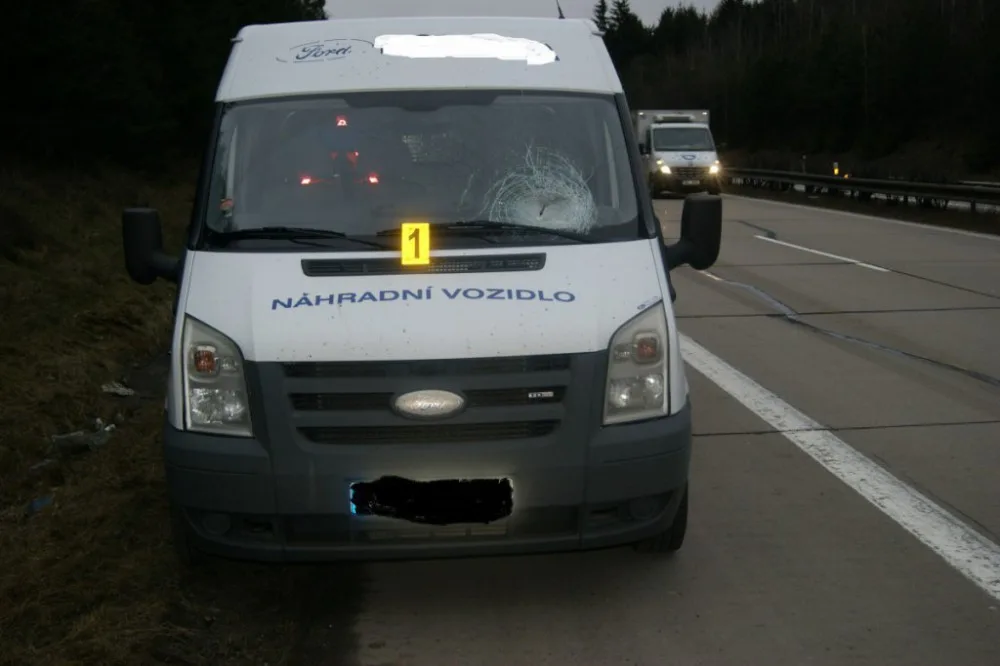 Z mostu na D1 někdo hodil kámen na projíždějící auta