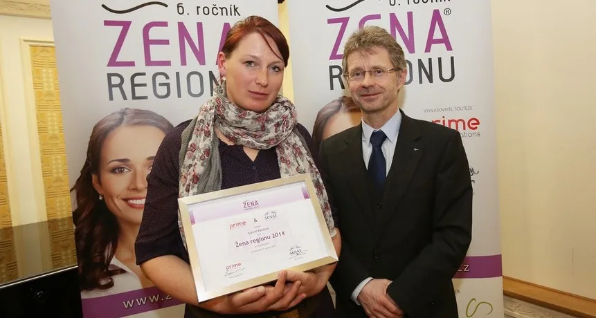 Vítězka posledního ročníku za Kraj Vysočina Zuzana Kazdová přebírá ocenění od senátora Miloše Vystrčila