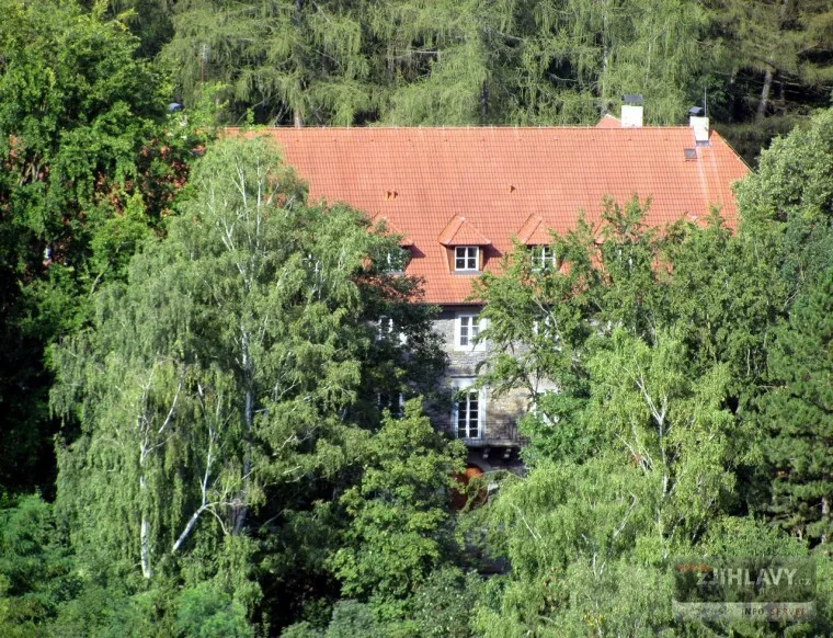 Hrádek na Heulose obklopený stromy