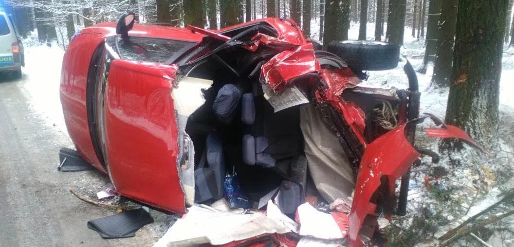U Cikháje boural řidič. Hasiči ho z auta museli vyprostit hydraulickým nářadím