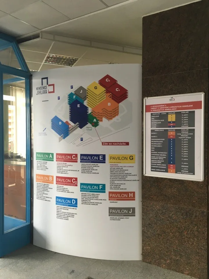 Nemocnice ve vestibulu pro pacienty připravila nový navigační systém