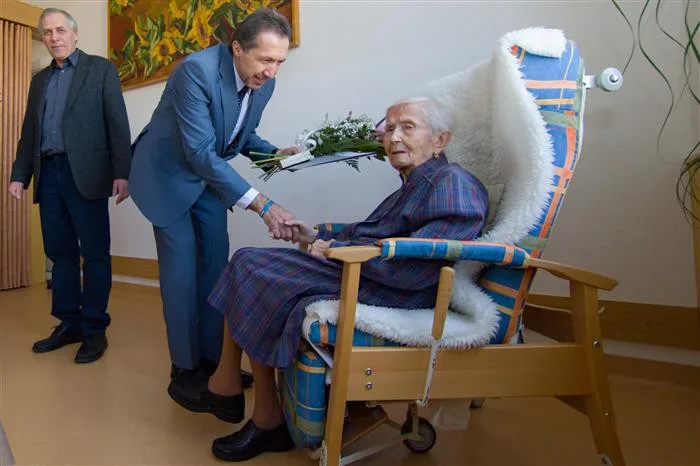 Paní Josefa Nováčková oslavila sté narozeniny. Stále si ráda čte