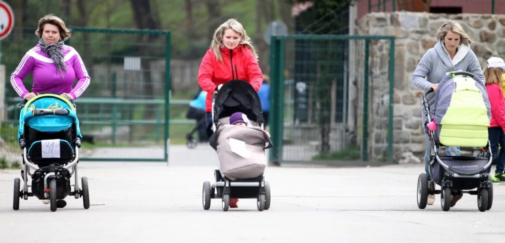 Závod ve sportovní chůzi s kočárky