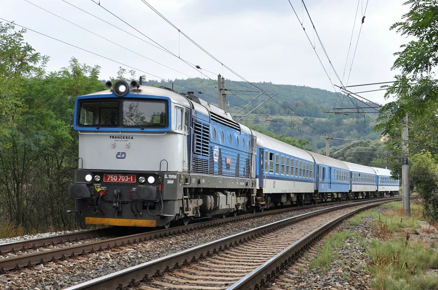 Neštěstí na kolejích. Rychlík z Jihlavy srazil v Třebíči ženu