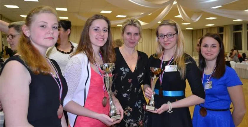 Oceněné studentky z Třebíče spolu s radní Kraje Vysočina Janou Fialovou