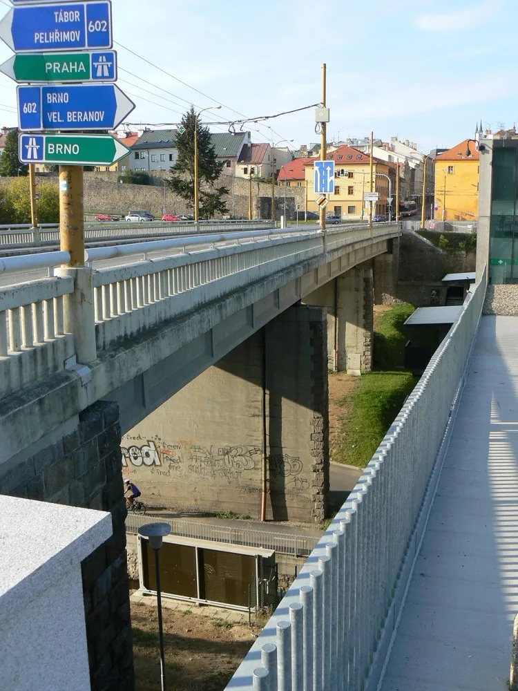 Opilá žena skočila v Jihlavě z mostu, nyní je hospitalizována