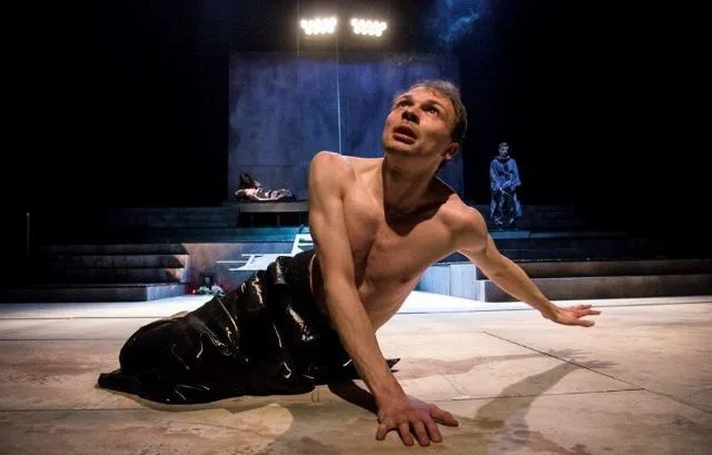 Horácké divadlo v sobotu uvede letošní šestou premiéru, středověké drama Země je kulatá