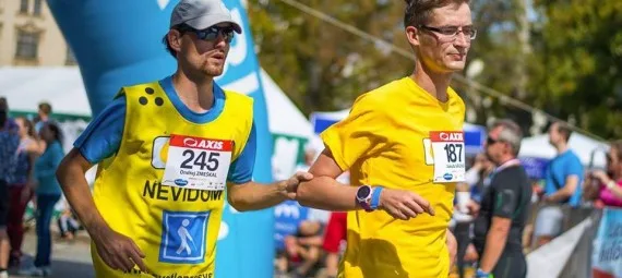 Maraton na Velké čínské zdi pokořila dvojice nevidomých Čechů, jeden je z Vysočiny