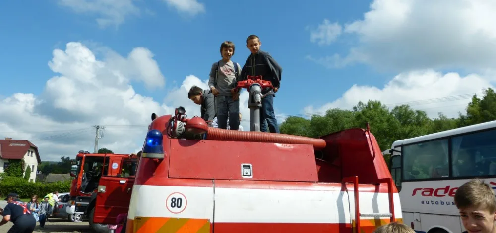 Děti v Dolní Cerekvi prožily dopoledne s hasiči, policisty a záchrankou