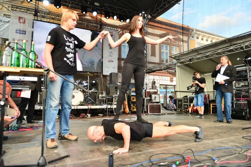 Kliky s partnerkou na zádech