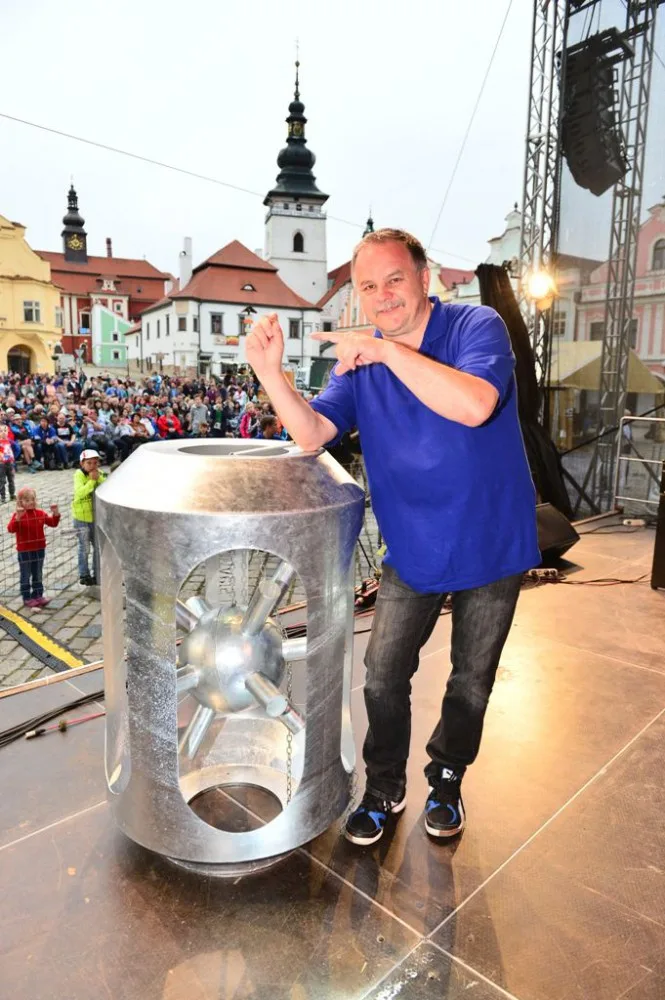 Obří ježek v kleci