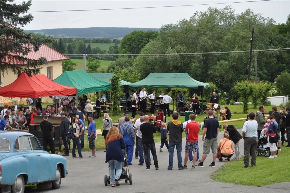 Při Kácení máje ve Vyklanticích vybrali hasiči přes 12 tisíc korun pro Nemocnici Pelhřimov