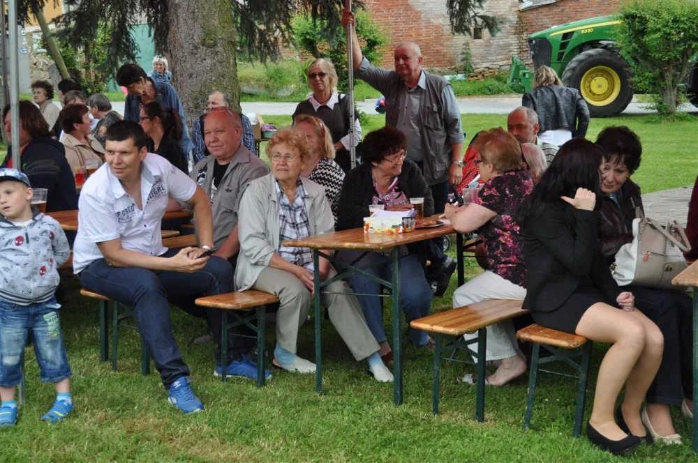 Při Kácení máje ve Vyklanticích vybrali hasiči přes 12 tisíc korun pro Nemocnici Pelhřimov