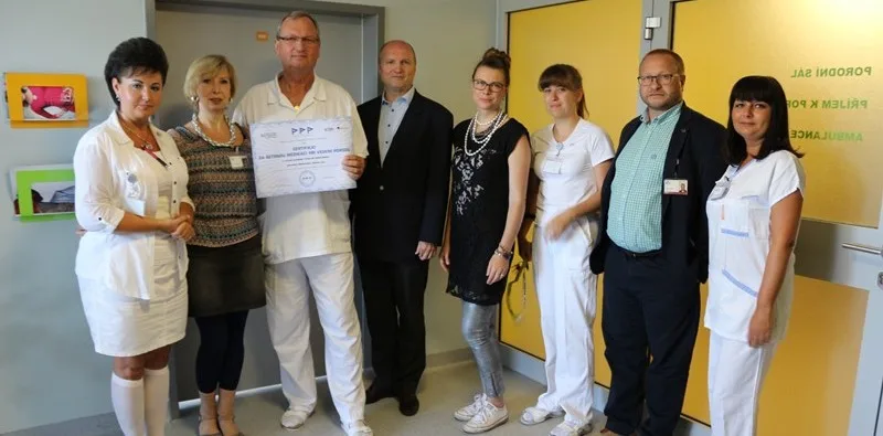 Spokojené rodičky se zasloužily o certifikát, který ocenil péči v jihlavské porodnici