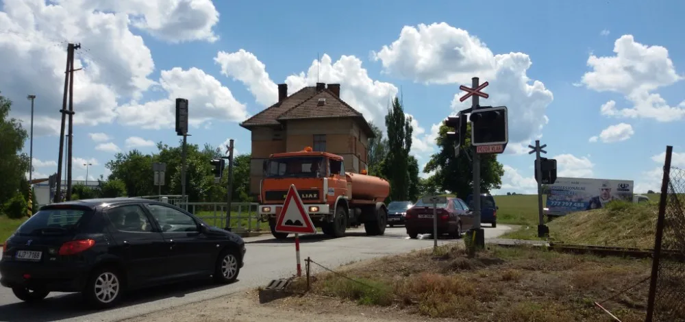 V Kostelci se od zítra bude opravovat železniční přejezd, silnice bude pro řidiče uzavřená