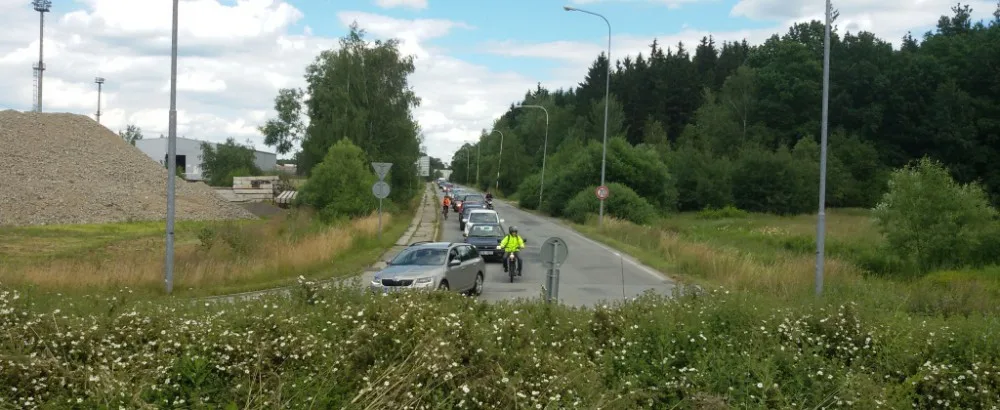 Výjezd z průmyslové zóny v Jihlavě řídí na kruhovém objezdu dva semafory