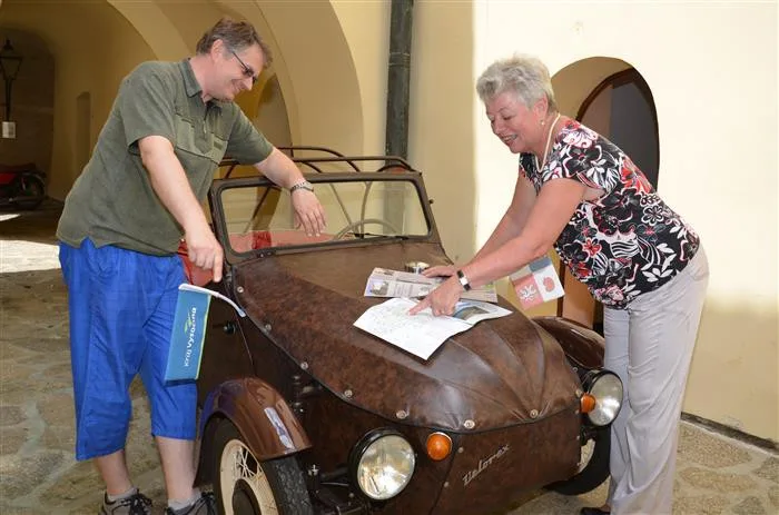 Na hradě Kámen si návštěvníci mohou vyzkoušet, jaké to je sedět ve Velorexu 16/350
