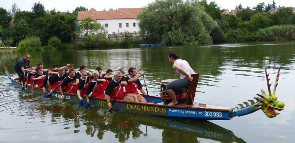 Prázdniny v Telči okoření Závody dračích lodí. Letos je přihlášeno šestnáct posádek