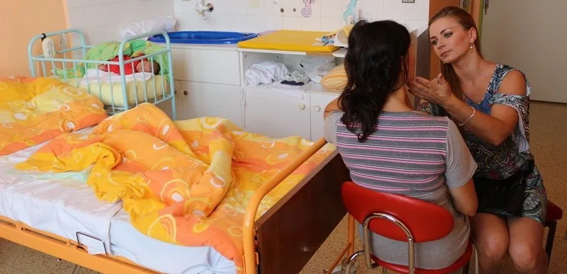 Novinka v jihlavské porodnici: Maminky při odchodu domů nalíčí profesionální kosmetička 