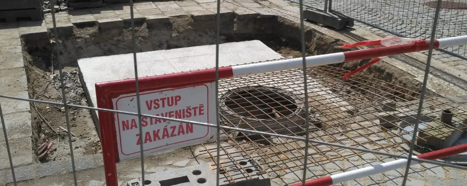 Z jihlavských „pařenišť“ na Masarykově náměstí zbydou jen kanálové poklopy