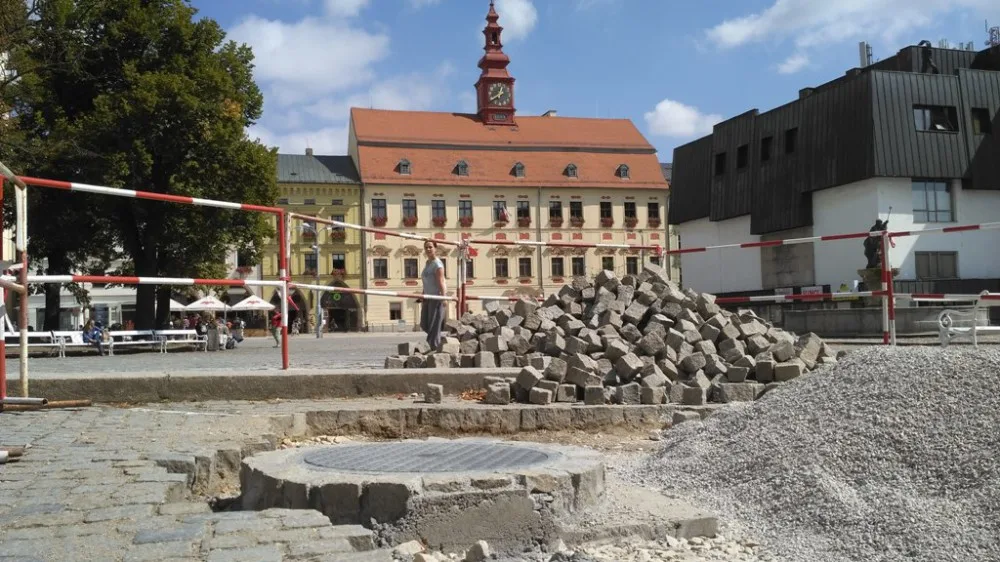 Z jihlavských „pařenišť“ na Masarykově náměstí zbydou jen kanálové poklopy